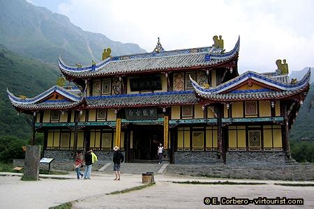 ¡Sumérgete en la Historia con el Santuario de Huanglong! Templo ancestral y joya arquitectónica china.