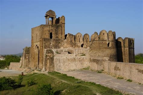 El Rohtas Fort: Un Coloso Medieval Que Te Transportará al Pasado!