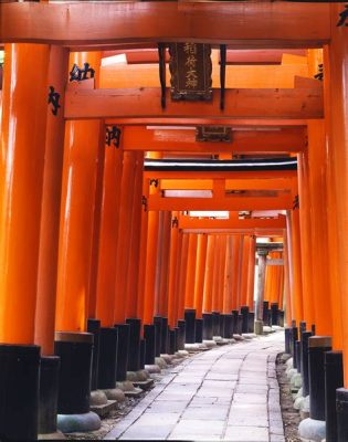  El Santuario Fushimi Inari: Un laberinto mágico de puertas torii rojas en Kyoto