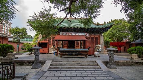 ¡El Templo del Dios de la Paz en Zhengzhou: Una joya arquitectónica ancestral para el alma viajera!