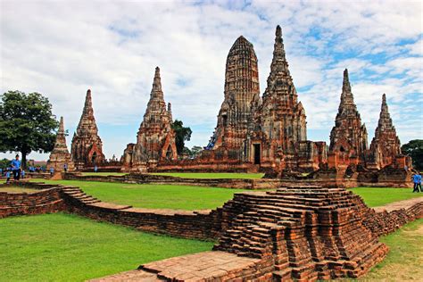 ¡Sumérgete en la Historia y el Esplendor de Wat Ongkaram en Ayutthaya! Un Templo Antiguo con Imponentes Estatuas Budas.