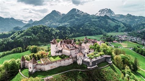 ¡Descubre la magia medieval del Castillo de Gruyères, una joya arquitectónica enclavada en las montañas suizas!