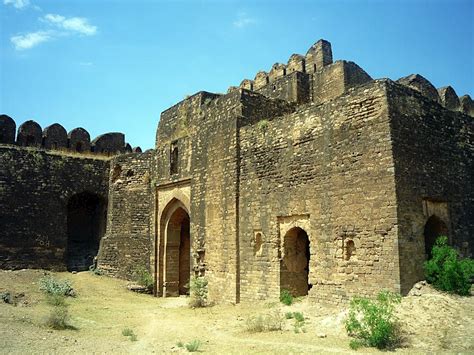 ¡Sumérgete en la Historia y la Naturaleza en el Fuerte Rohtas! Impresionante arquitectura medieval y vistas panorámicas impresionantes