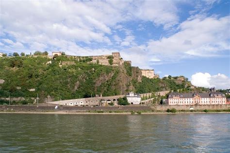 ¡Sumérgete en la Historia con la Fortaleza de Ehrenbreitstein! Una imponente fortaleza medieval y vistas panorámicas impresionantes.