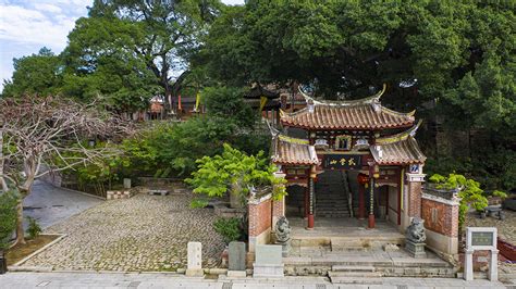 ¡Sumérgete en la historia milenaria del Templo Zhenwu! Una joya arquitectónica y un oasis de paz espiritual.