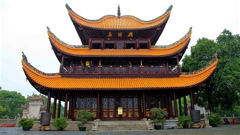 ¡Explora la historia y la belleza natural en el Templo de Yueyang!  Un tesoro arquitectónico con vistas panorámicas impresionantes.