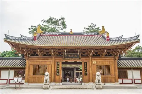 ¡Sumérgete en la historia y la belleza natural en el Templo de Guangxiao Shan!